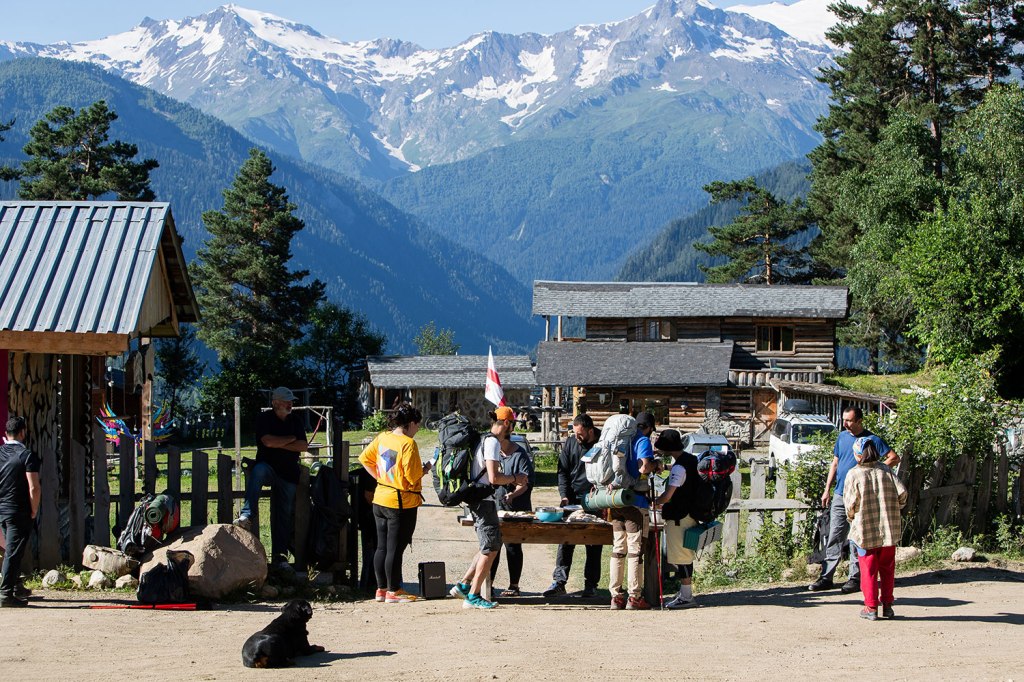 Hikers resting and eating snacks. Highlander Adventure, Biliki App